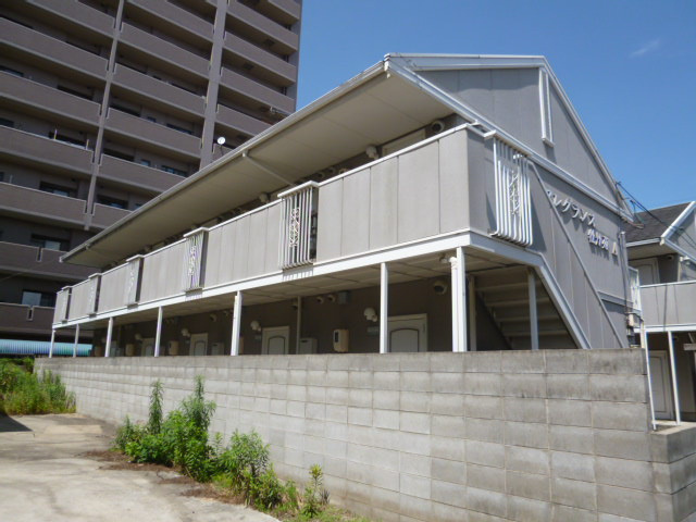 倉敷市川西町のアパートの外観