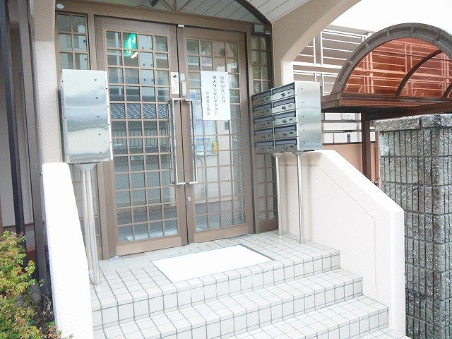 シャトレ信楽のエントランス|毎日通るエントランスはこのようになっています