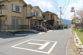 【前面道路含む現地写真】 | 前面道路、道路を挟んで向かいは出口公園です。