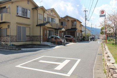 【前面道路含む現地写真】 | 大津市雄琴3丁目　駅近物件 | 前面道路、道路を挟んで向かいは出口公園です。