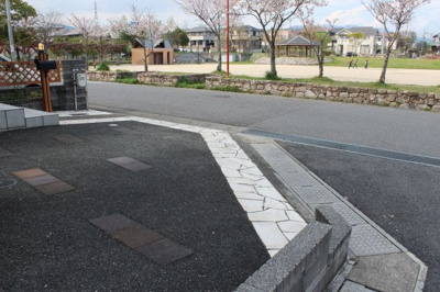 【駐車場】 | 大津市雄琴3丁目　駅近物件 | 敷地駐車スペースはお洒落なデザイン