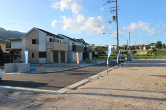 【前面道路含む現地写真】 | 分譲地内、13号地前面道路を含むカット
