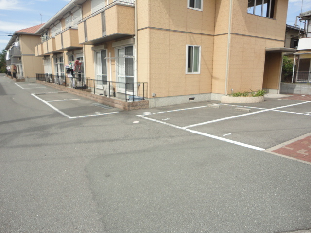 シャーメゾン六分一Bの駐車場