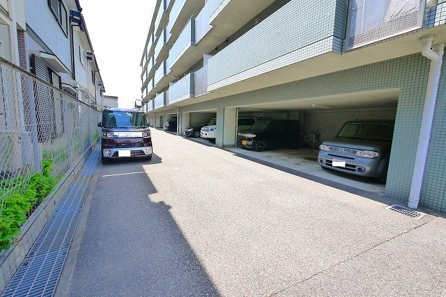 ヴィルドミール三条の駐車場|駐車場に車を止められます