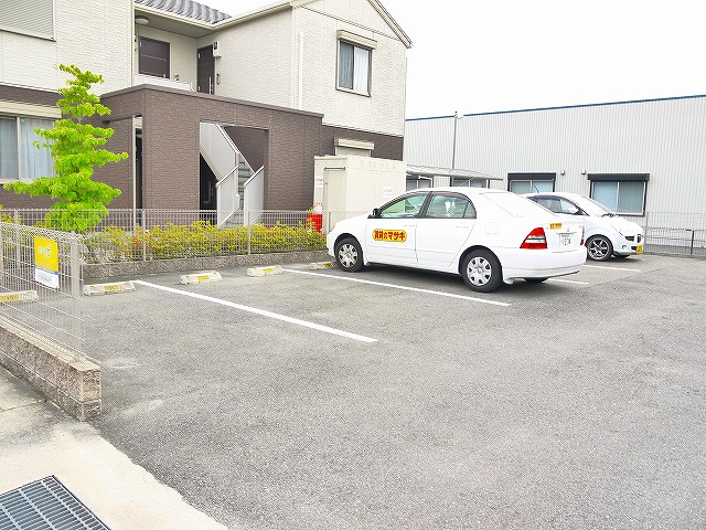 メゾン　ドゥ　エトワールAの駐車場|駐車スペースもあります