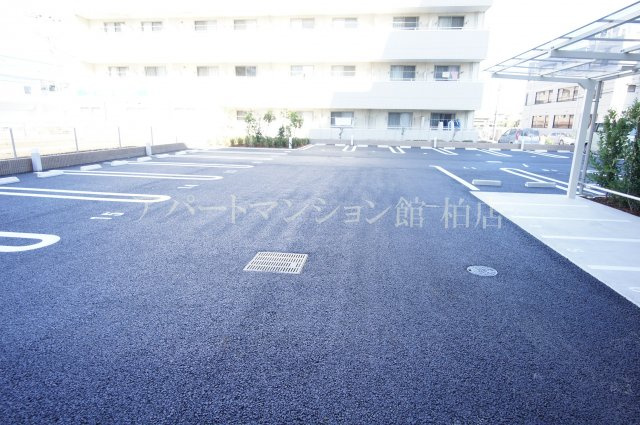 アヴェニール柏の葉の駐車場