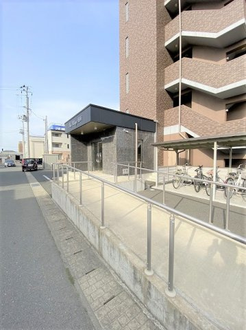 スカイヴィレッジ盛南のエントランス