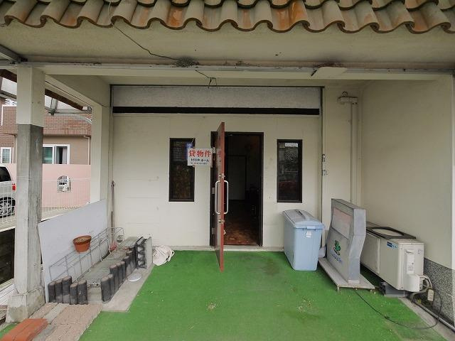 神殿町住居付き店舗のエントランス
