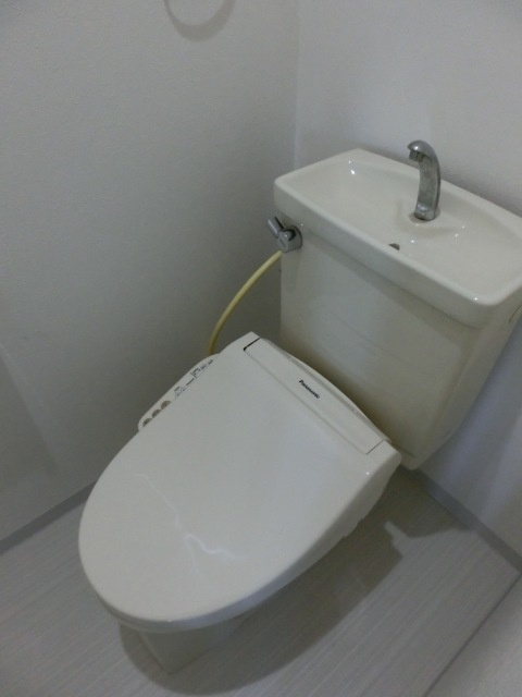 大阪市淀川区新北野１丁目の賃貸マンションのトイレ|ウォシュレット