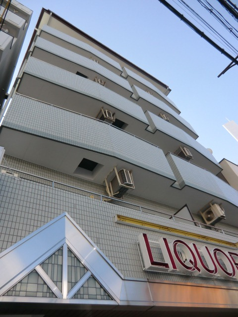 大阪市淀川区新北野１丁目の賃貸マンションの外観|コンビニが徒歩圏内。