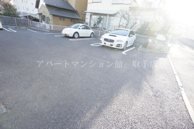 コモド　アデッソの駐車場