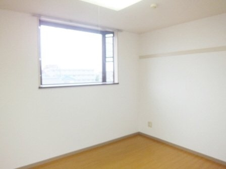 カザリヤマンションＣの居間・リビング|洋室８帖