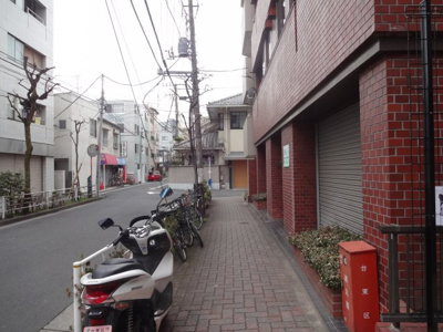 【周辺】 | 根岸マンション（根岸４丁目） | 根岸マンション　建物前