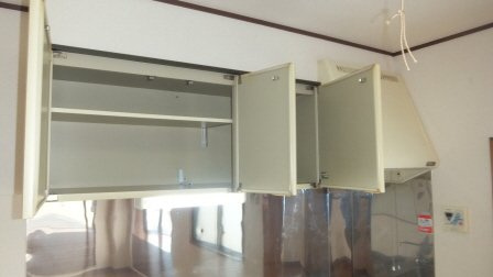 ハイブリッジマンションⅡのキッチン|キッチン上の収納です。