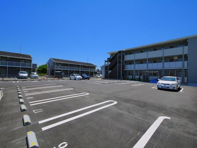 ブランドール（奈良市）の駐車場|車をお持ちの方に嬉しい駐車場付きの物件です