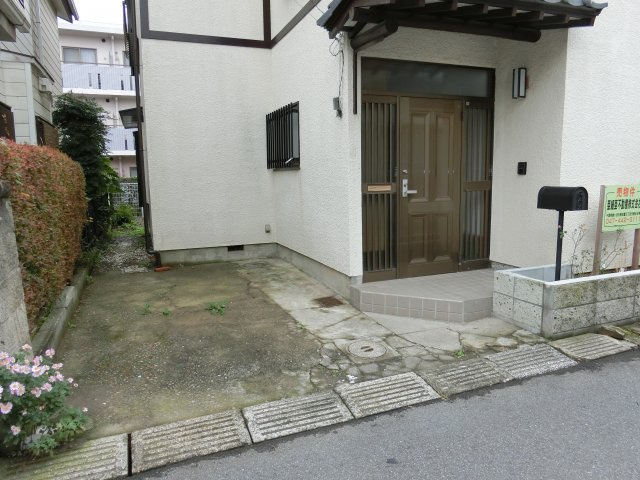 八千代市八千代台東６丁目　中古戸建　リフォーム住宅の駐車場