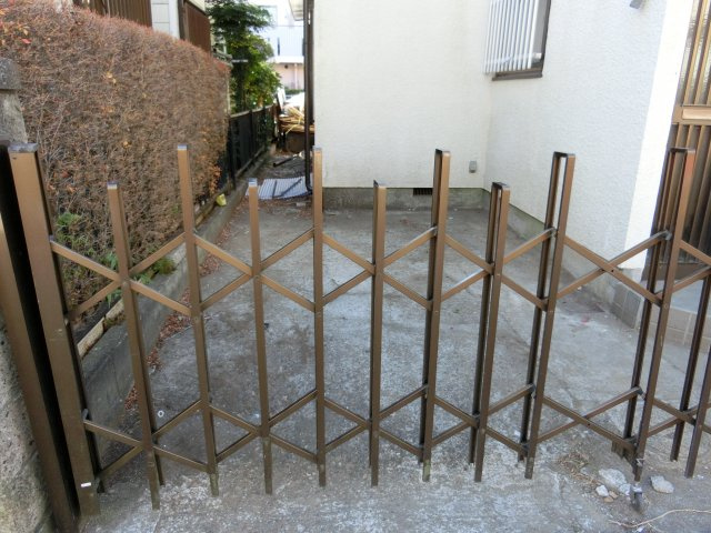 八千代市八千代台東６丁目　中古戸建　リフォーム住宅の駐車場|駐車場に車を止められます
