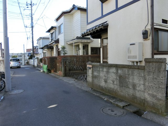 八千代市八千代台東６丁目　中古戸建　リフォーム住宅の前面道路含む現地写真