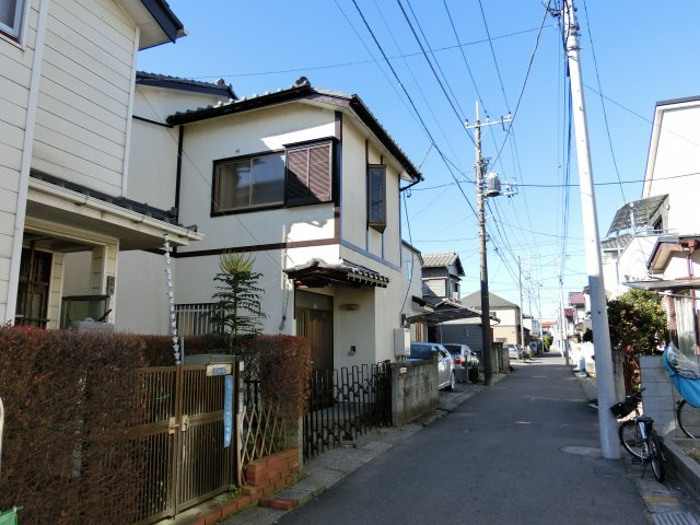 八千代市八千代台東６丁目　中古戸建　リフォーム住宅の前面道路含む現地写真