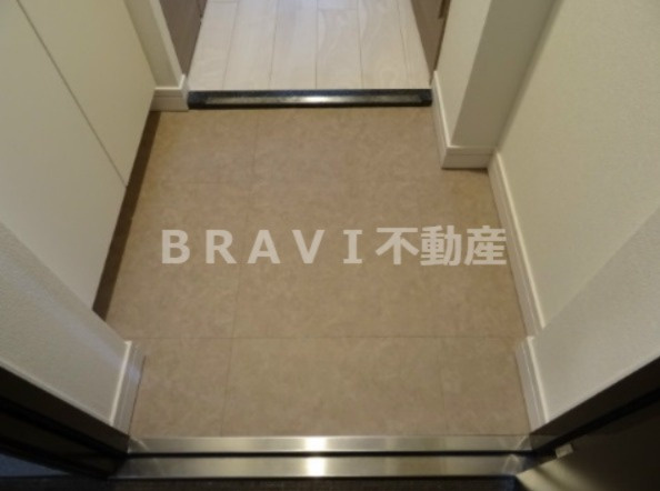 プレサンス谷町リーベ　BRAVI不動産の玄関