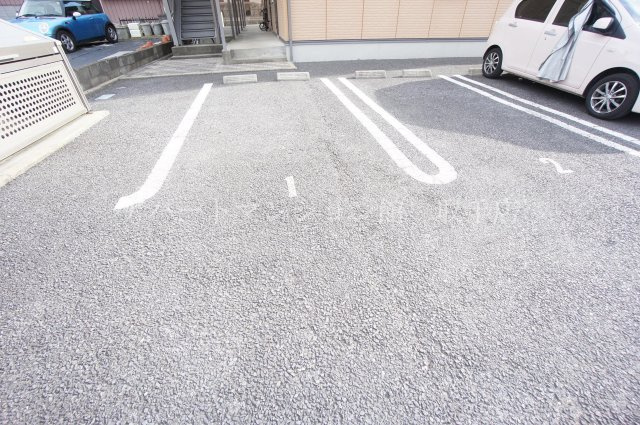 グリーンパレスHIROSEの駐車場
