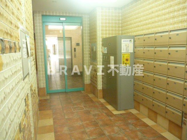 キャナルコート内久宝寺　BRAVI不動産のエントランス|【キャナルコート内久宝寺】落ち着いたエントランスです
