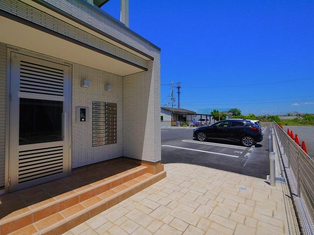 ブランドール（奈良市）のエントランス|オートロック付きで安心ですね。
