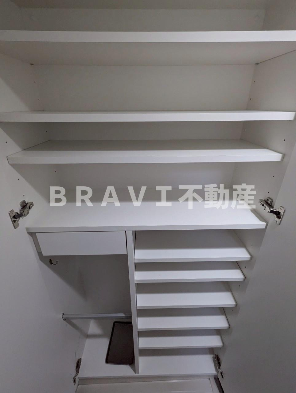 アーデンタワー本町イースト　BRAVI不動産の玄関