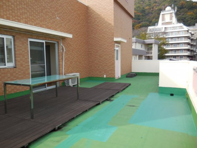 【バルコニー】 | ベルモントマンション | 広々ルーフバルコニーで使い方は様々です。