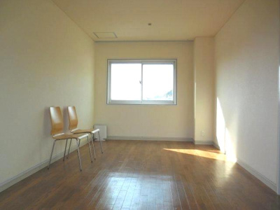 【居間・リビング】 | ベルモントマンション | ゆっくりくつろげるLDはエアコン付き。