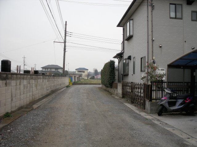 北本市深井５丁目の売地の前面道路含む現地写真|前面道路と国道17号線をつなぐ道路から撮影した写真です。突き当りが物件になります。