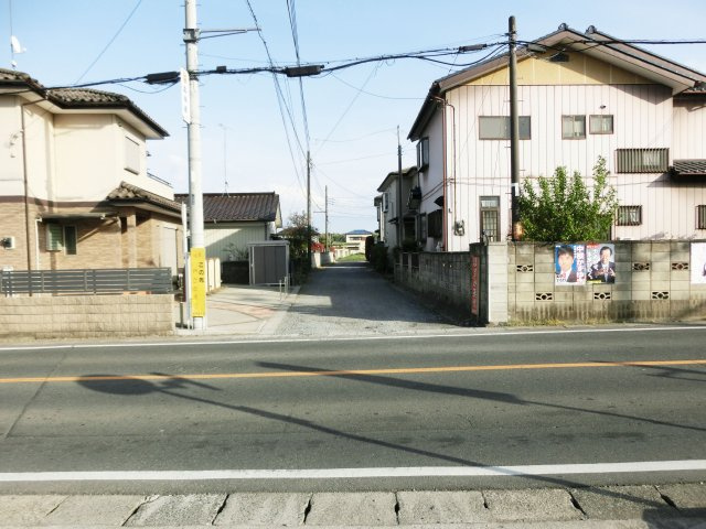 北本市深井５丁目の売地の周辺|国道17号線から撮影した写真です。この写真の真ん中の道路の突き当りが物件になります。