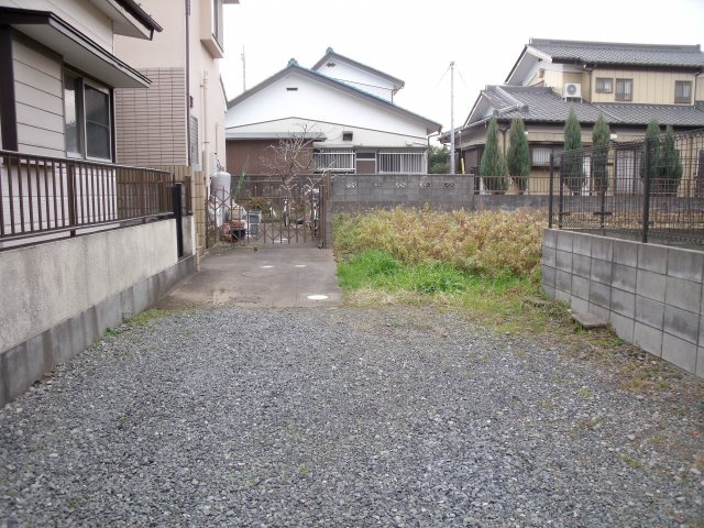 鴻巣市箕田の売地の前面道路含む現地写真|公道側から撮影した位置指定道路の写真です。右側が物件です。