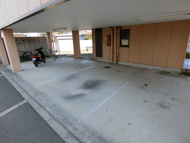 ハイツロベリアの駐車場