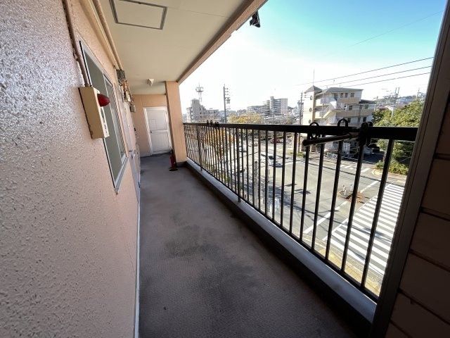 【バルコニー】 | 広々としたバルコニーです