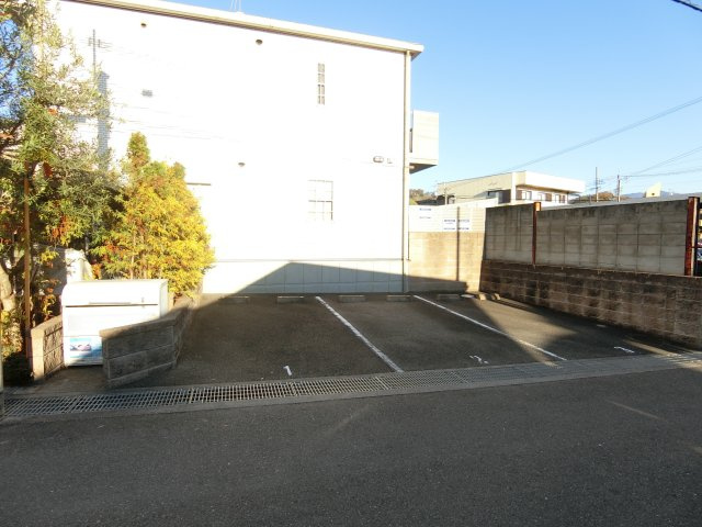 プレミールの駐車場