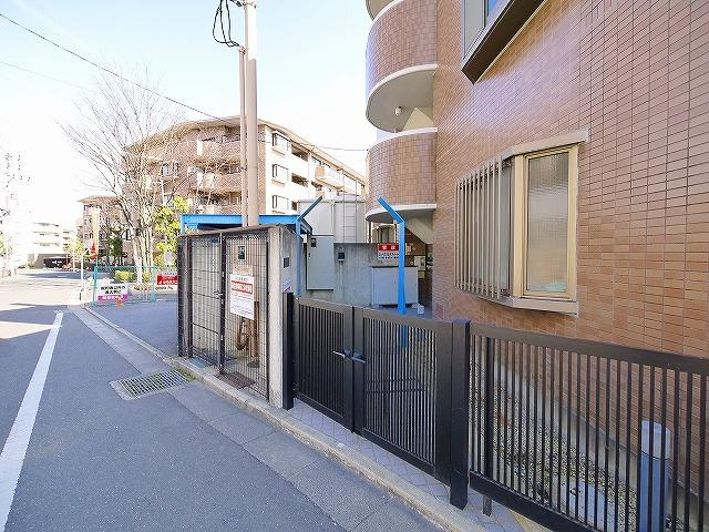 オーキッド学園前のエントランス|ゆとりのあるエントランスです