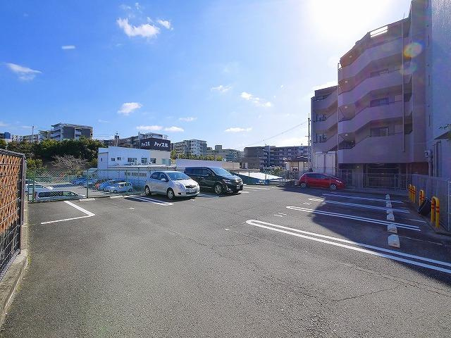 オーキッド学園前の駐車場|車をお持ちの方に嬉しい駐車場付きの物件です