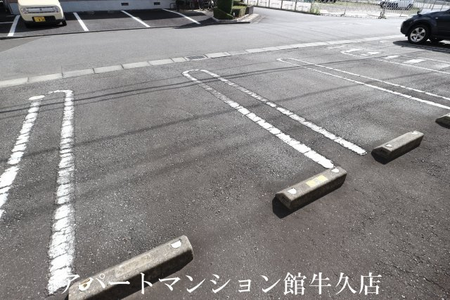 ウエスト・アヴェニューの駐車場