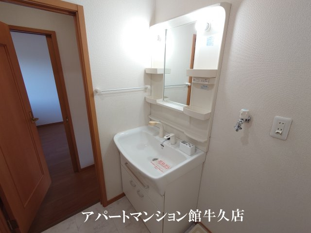 ウエスト・アヴェニューの独立洗面台