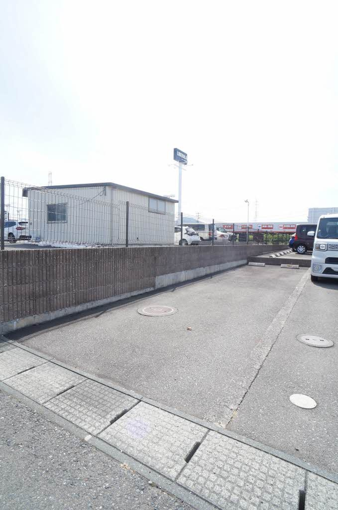 メゾンマスト盛南中央の駐車場