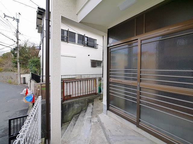 六条住宅のエントランス