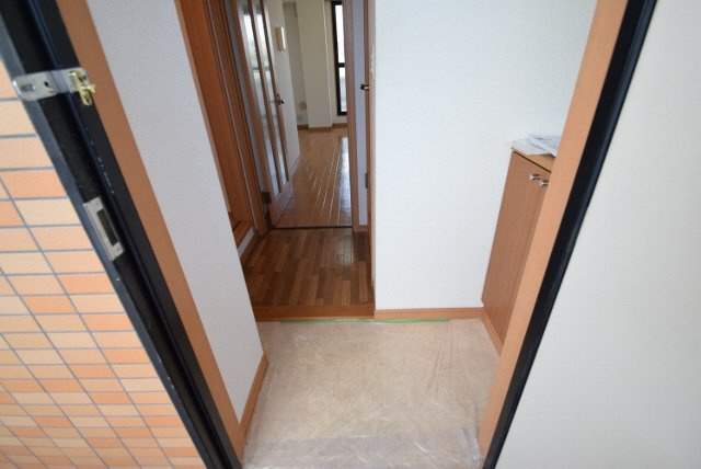 イワセ・ヴィラの玄関|玄関側から見た室内です
