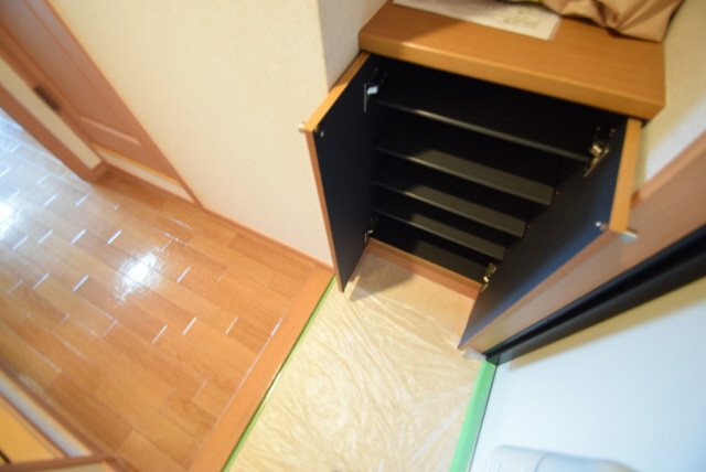 イワセ・ヴィラの玄関|下駄箱付きです