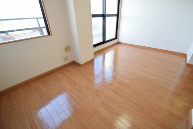 イワセ・ヴィラのその他共用部分|きれいなフローリングです。