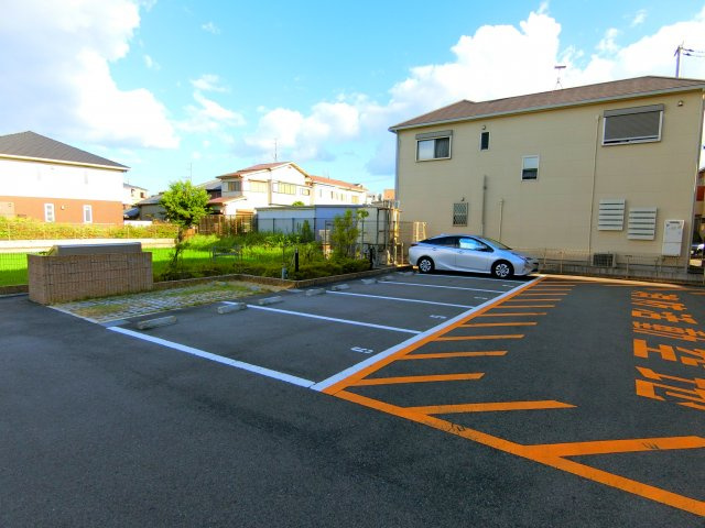 スリーハーブズ狭山II番館の駐車場