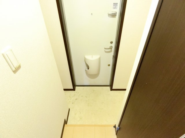 スリーハーブズ狭山II番館の玄関