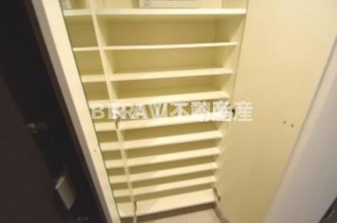 アーデン京町堀ウエスト　BRAVI不動産の玄関