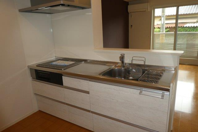 グランテージ中庄Ⅲのキッチン|３口IHコンロ付システムキッチン