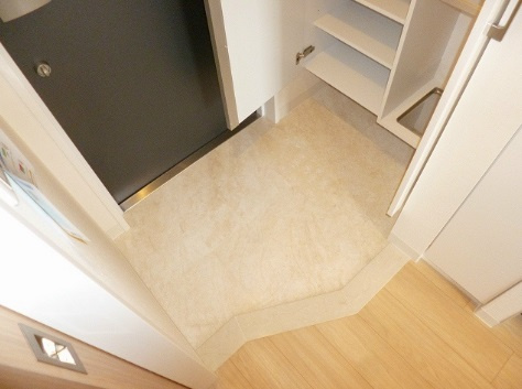 アーバネックス四ツ橋　BRAVI不動産の玄関|【アーバネックス四ツ橋】収納もある玄関です